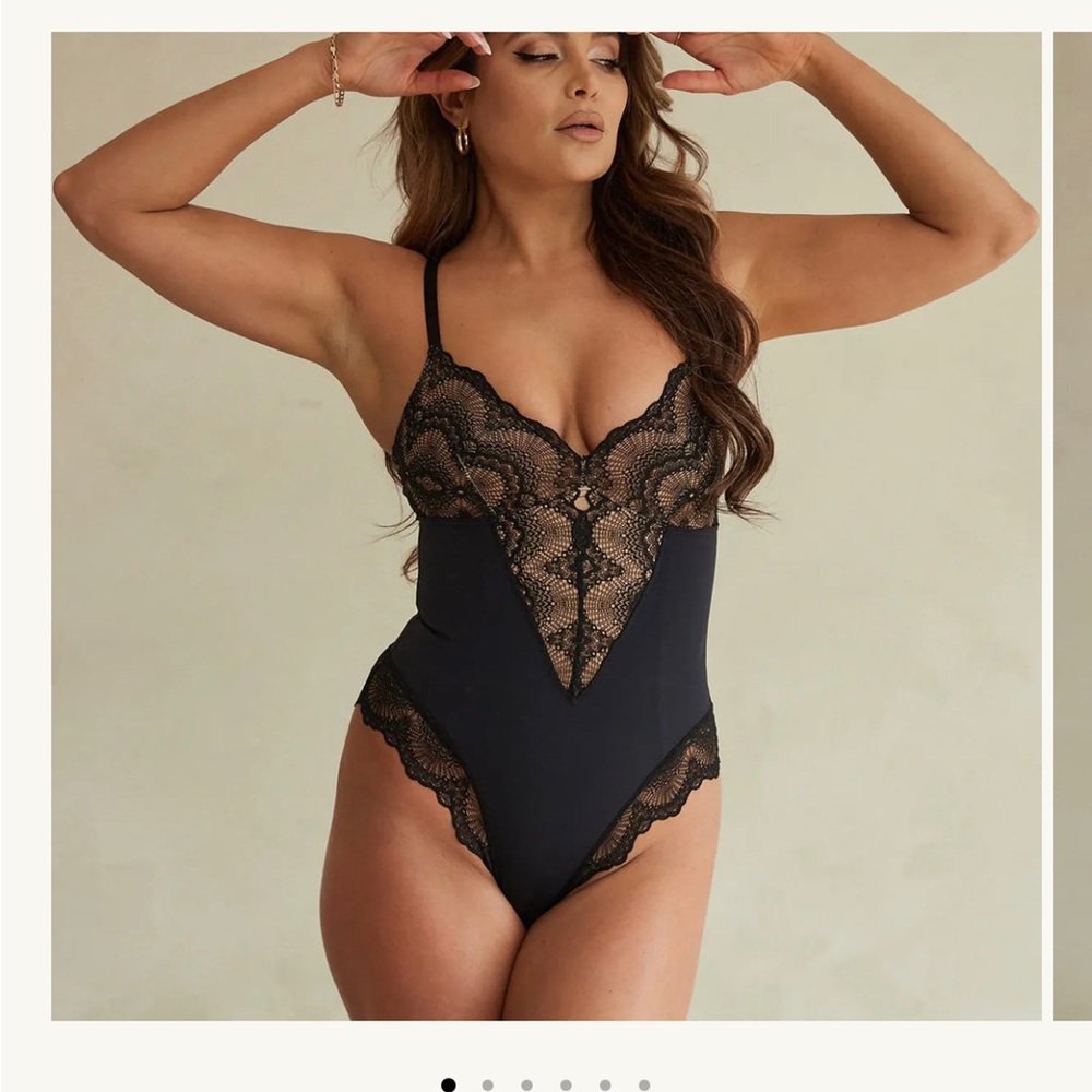 Pinsy NWT lace bodysuit shape wear size M